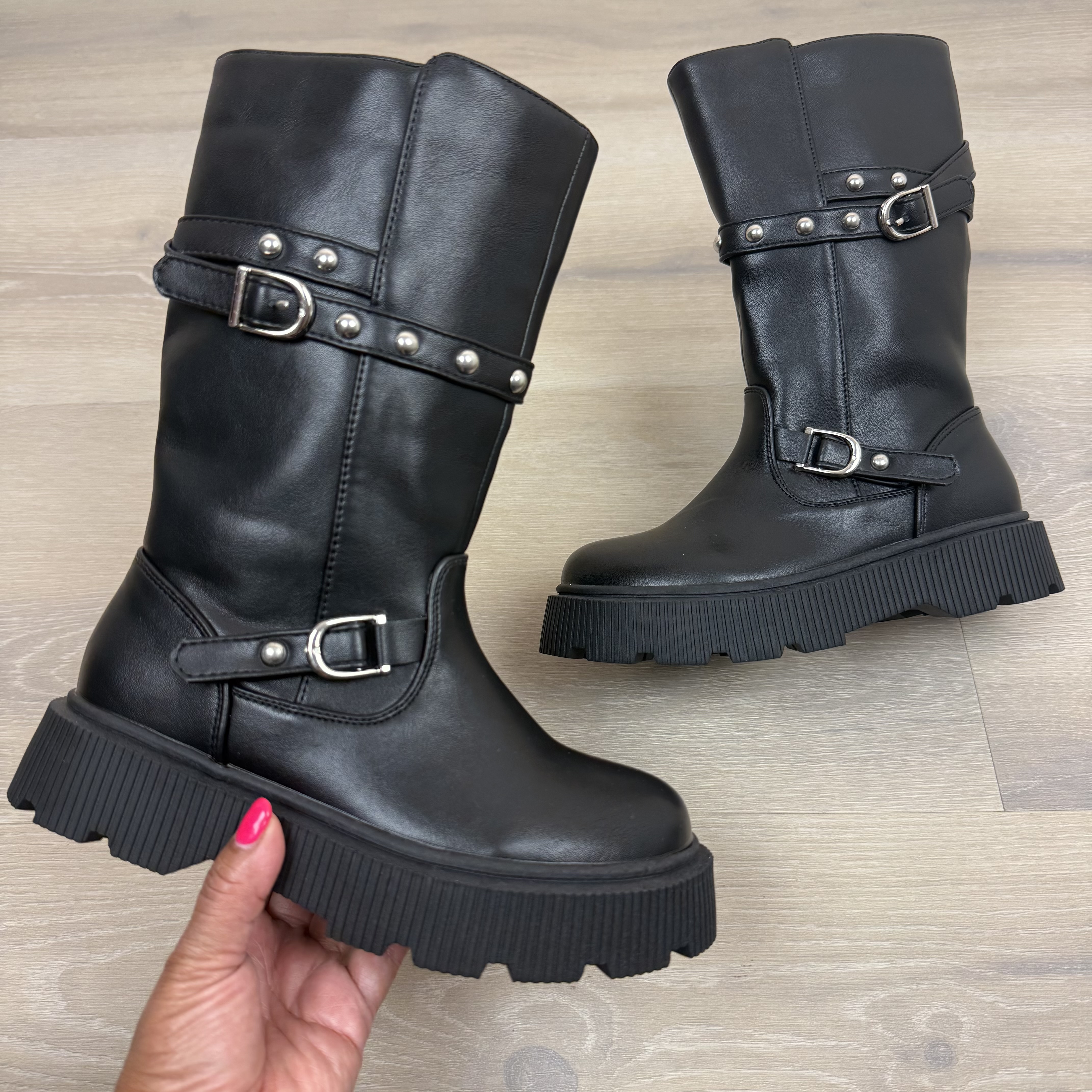 Like this black boots