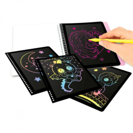 Ylvi & the Minimoomis Magic Scratch boek pastel