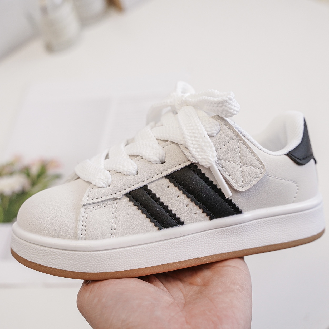 My white fave sneakers met klittenband