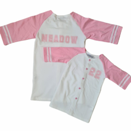 Buttoned baseball tee - pink (gepersonaliseerd)