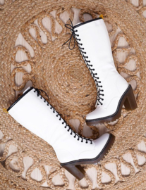 Laced boots - White