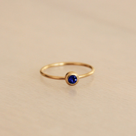 Stalen minimalistische ring met steentje – blauw