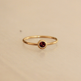 Stalen minimalistische ring met steentje – aubergine