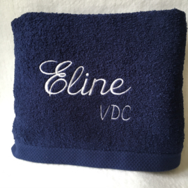 Bad Handdoek donker blauw (100 x 150) + 1 naam geborduurd