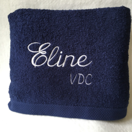 Washandje donker blauw + 1 letter geborduurd