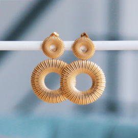 Oorbel met bewerkte brede ringen – goudkleur
