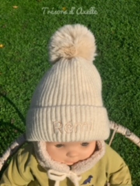 Baby wintermuts, kleur biscuit (1-3j) met naamborduring
