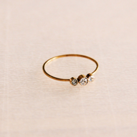 Stalen minimalistische ring met 3 mini zirkonia’s – goud