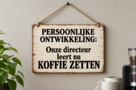 Tekstbord - Humor -  Persoonlijke ontwikkeling: Onze directeur leert nu koffie zetten