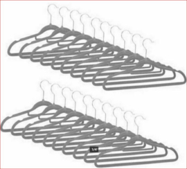 Partij van 60 gestoffeerde kleerhangers