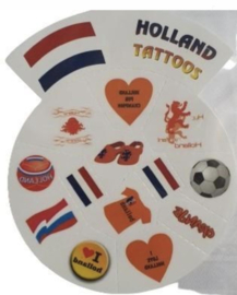 Oranje tatoeages op vel