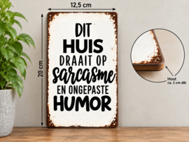 Tekstbord - Humor - Dit huis draait op Sarcasme en ongepaste humor