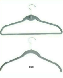 Partij van 60 gestoffeerde kleerhangers