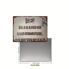 Tekstbord - Humor - Let op ! Wat je imn je hand hebt is geen brandweerslang ...