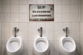 Tekstbord - Humor - Let op ! Wat je imn je hand hebt is geen brandweerslang ...