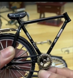 Diy zelf bouwen retro fiets met bewegende delen - schaal 1:10