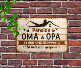 Tekstbordje humor Pension Oma en Opa  24 uur Kinderopvang