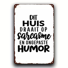 Tekstbord - Humor - Dit huis draait op Sarcasme en ongepaste humor