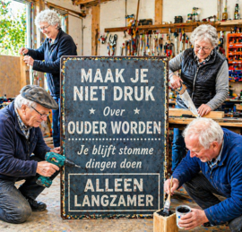 Tekstbordje humor  - Maak je niet druk over ouder worden...