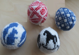 Arne Nerjordet & Carlos Zachrison - Kerstballen breien - Knitting  Christmas balls
