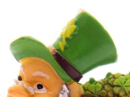 Magneet Koelkastmagneet Ierse St Patrick’s Day Gelukskabouter Met Rugmand Klavers Leprechaun Geluk Klaver