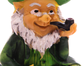 Magneet Koelkastmagneet Ierse St Patrick’s Day Gelukskabouter Op Goudstukken Leprechaun Geluk Klaver