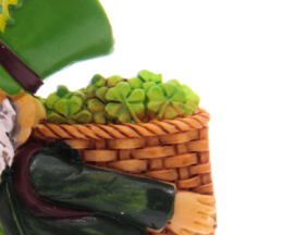 Magneet Koelkastmagneet Ierse St Patrick’s Day Gelukskabouter Met Rugmand Klavers Leprechaun Geluk Klaver