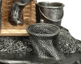 XL Beeld Trofee Visser Op Viskist Witvisser 1e Prijs Wisselbeker Witvis Wedstrijd Vaste Stok Vissen