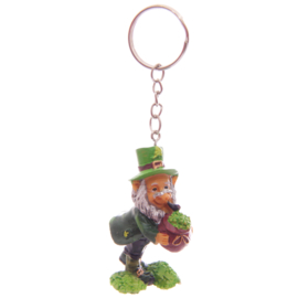 Sleutelhanger Ierse St Patrick’s Day Gelukskabouter Achter Mandje Klavers