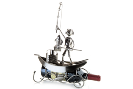 Visbeeldje Wijnfleshouder – visser in boot metalen cadeau beeldje