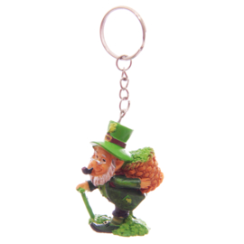 Sleutelhanger Ierse St Patrick’s Day Gelukskabouter Met Rugmand Klavers