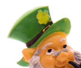 Magneet Koelkastmagneet Ierse St Patrick’s Day Gelukskabouter Met Mand Klavers Leprechaun Geluk