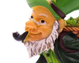 Magneet Koelkastmagneet Ierse St Patrick’s Day Gelukskabouter Met Rugmand Klavers Leprechaun Geluk Klaver