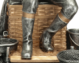 XL Beeld Trofee Visser Op Viskist Witvisser 1e Prijs Wisselbeker Witvis Wedstrijd Vaste Stok Vissen