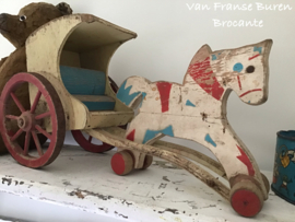 Oud houten trekpaardje met wagen op wieltjes - paard- paardje