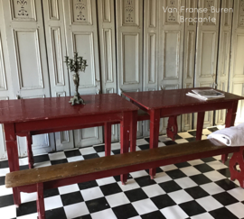 2 Franse oude lange houten banken met 2 houten cafétafels- 1 bank staat onder optie!!