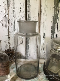 Oude glazen  pharmaciepot