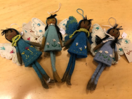 Feeënhanger van wolvilt, jurkje blauw