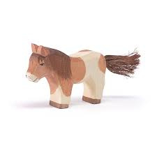 Shetland pony staand