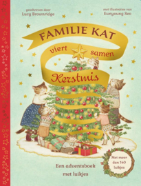 Familie kat viert samen Kerstmis / Lucy Brownridge