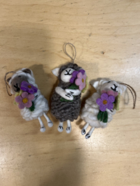 Schaap ( bruin) met bloemen