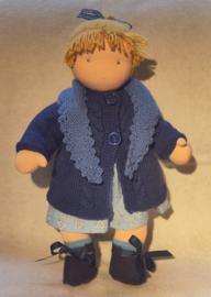 Ledemaatpop met muts en sjaal (36cm)