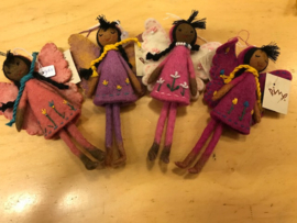 Feeënhanger van wolvilt, jurkje roze/lila