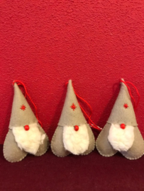 Hangend kaboutertje ( Tomte) van wol, hoogte ong 10 cm (rood)