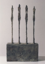 Vier vrouwen op een sokkel, Alberto Giacometti