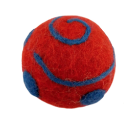 Speelbal met rammelaar, wolvilt (rood-blauw)