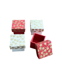 Doosje 4x4 cm loktapapier bloemetjes ivoor/goud
