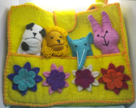 Tasje met vier vingerpopjes geel