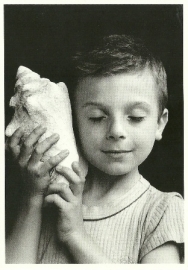 Jongen met schelp, E. Boubat