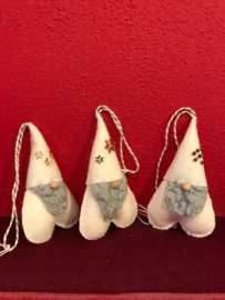 Hangend kaboutertje ( Tomte) van wol, hoogte ong 10 cm (wit)